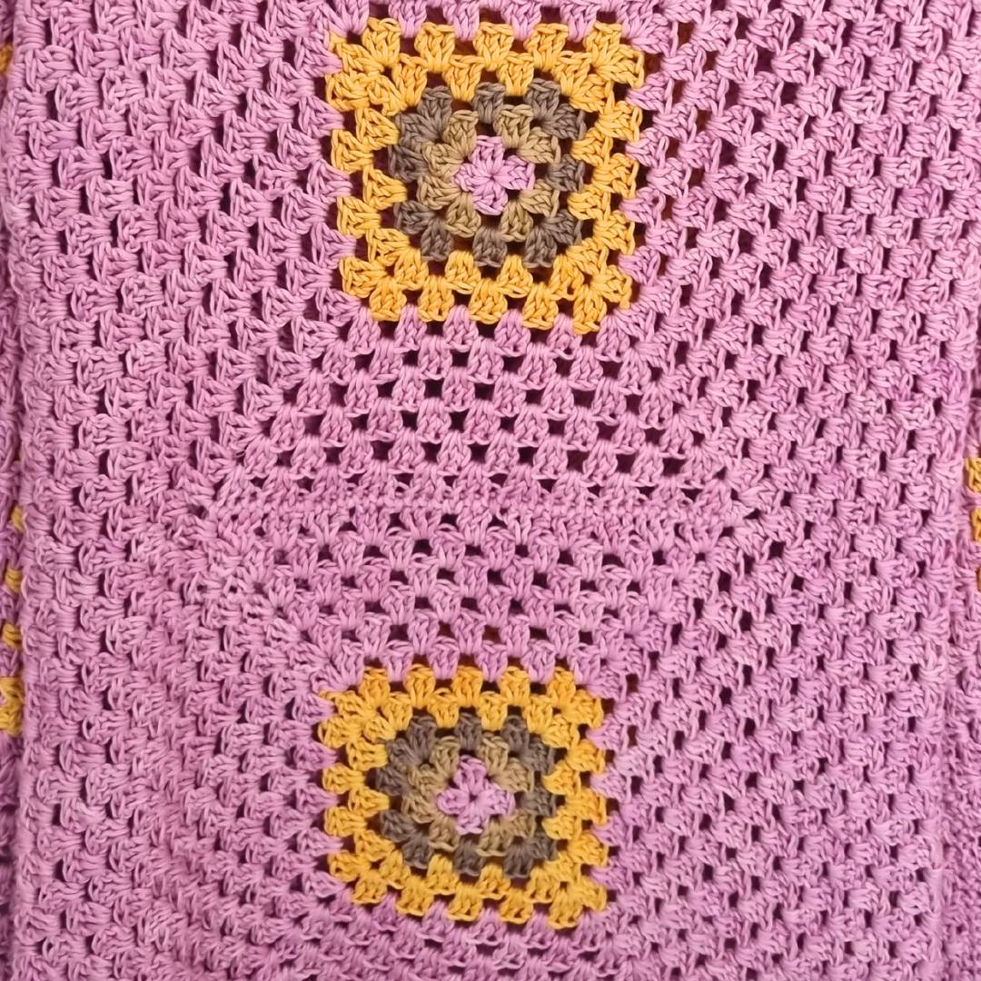 Chaleco Mujer Cuadros Rosado Cuello Bote Tejido a Mano